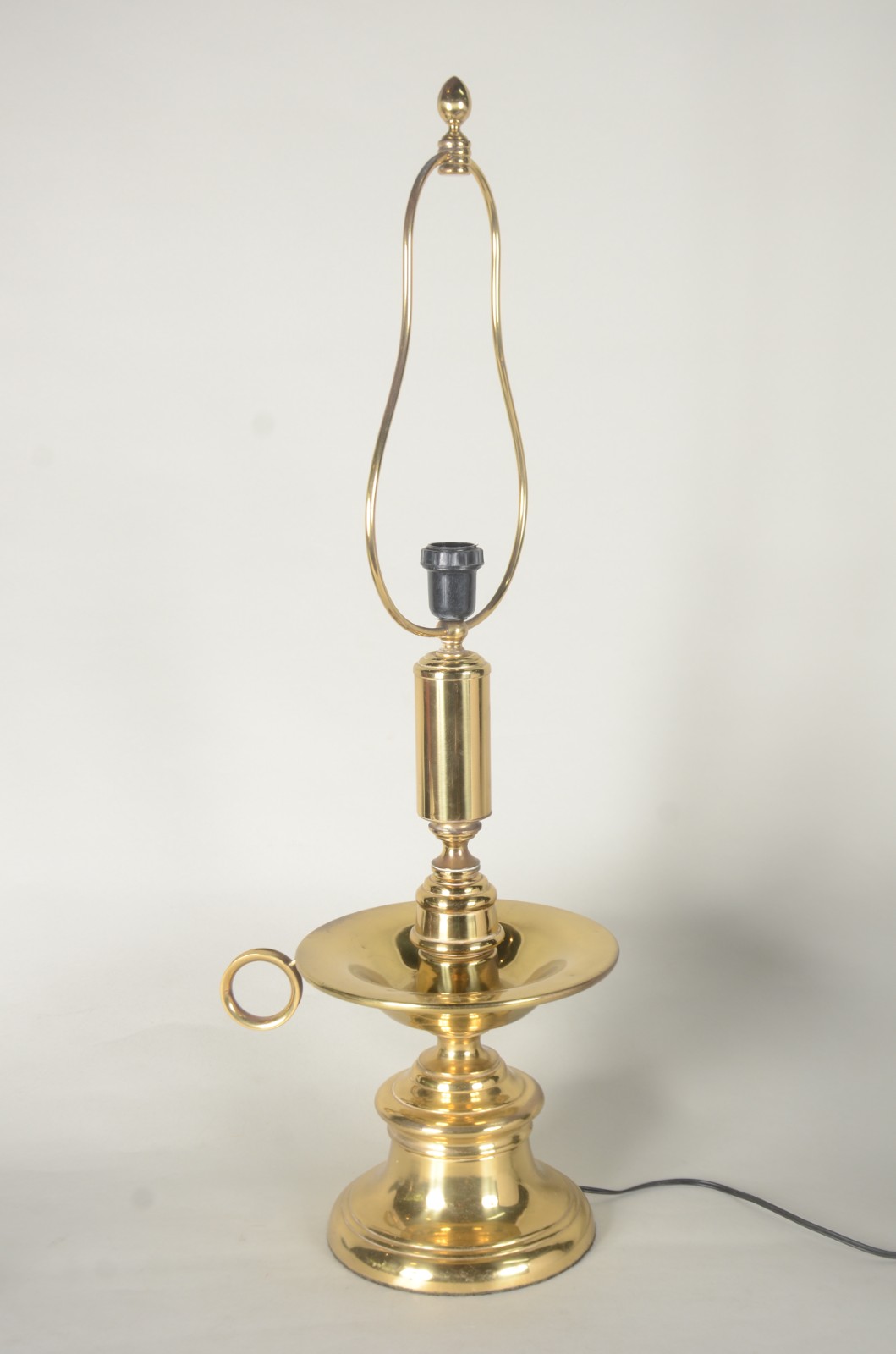 Abatjour de metal dourado com argola lateral, acompanha cúpula na cor... - foto 6 de 6