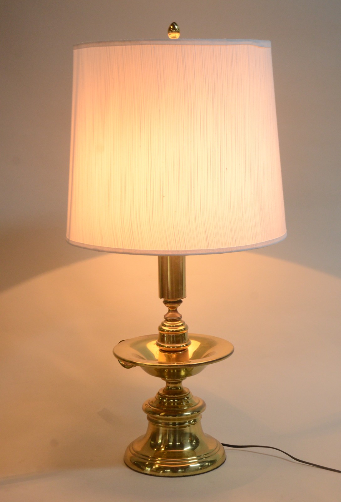 Abatjour de metal dourado com argola lateral, acompanha cúpula na cor... - foto 3 de 6