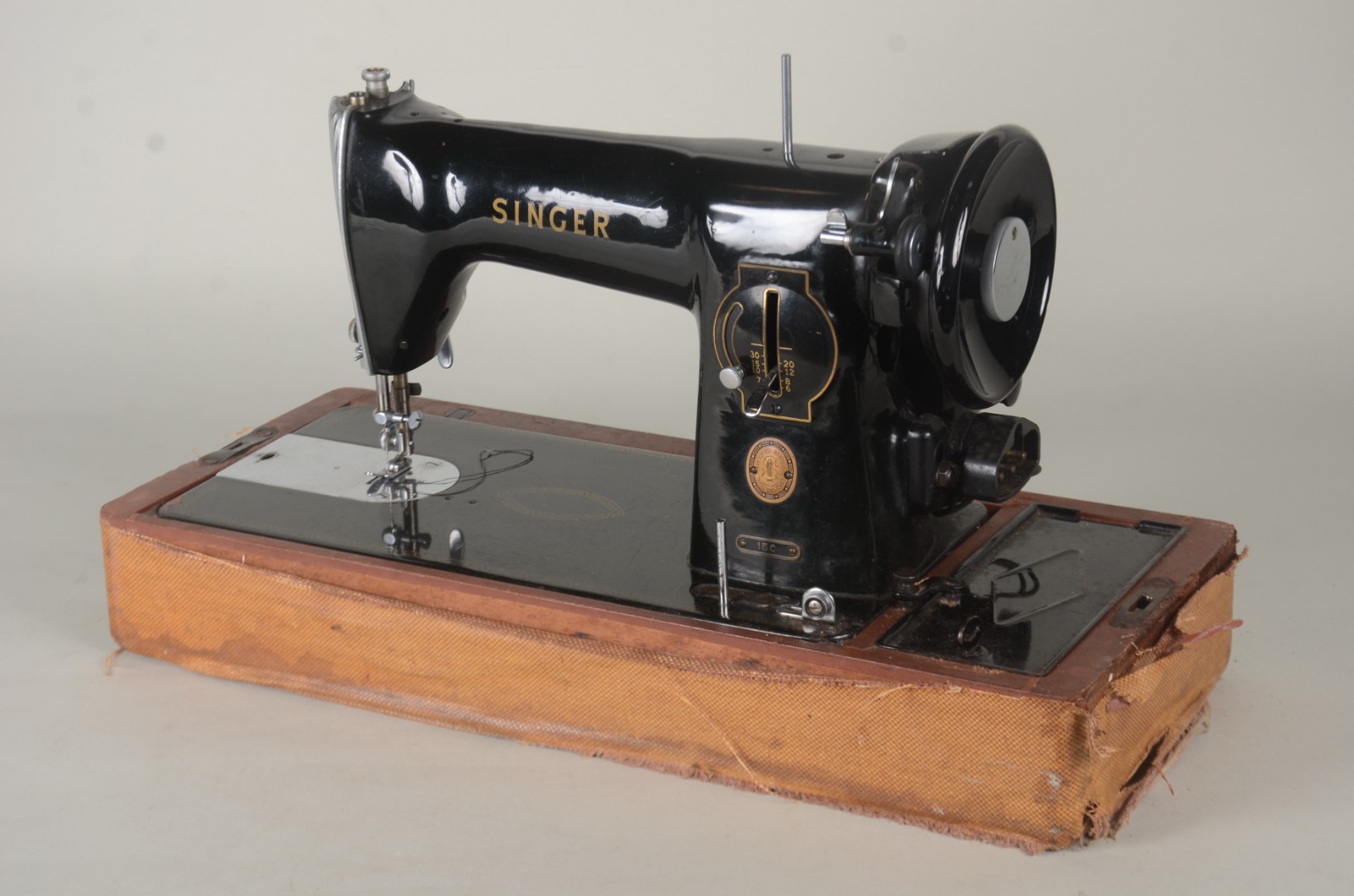 Antiga máquina de costura Singer portátil. Na maleta (com desgastes)... - foto 1 de 10