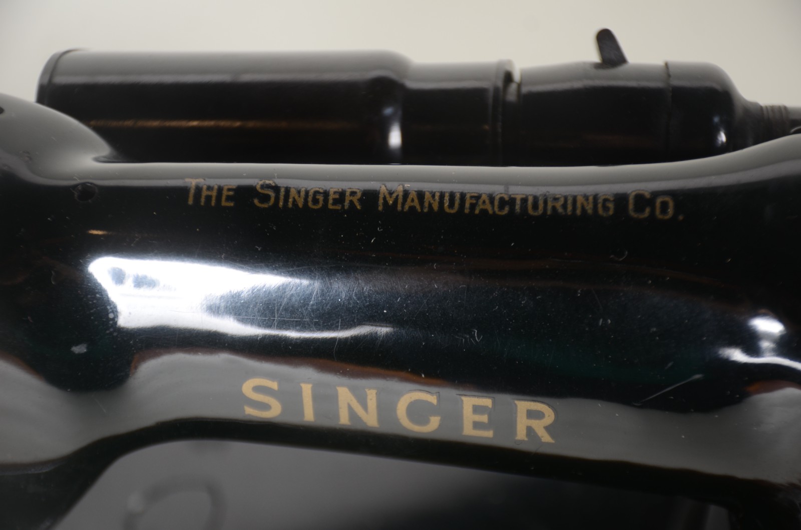 Antiga máquina de costura Singer portátil. Na maleta (com desgastes)... - foto 3 de 10