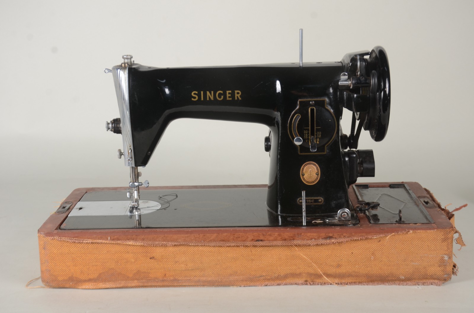 Antiga máquina de costura Singer portátil. Na maleta (com desgastes)... - foto 4 de 10