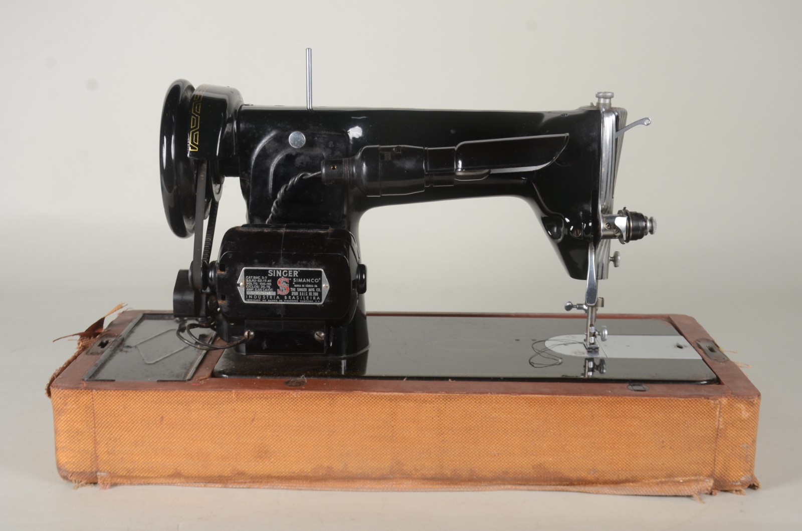 Antiga máquina de costura Singer portátil. Na maleta (com desgastes)... - foto 6 de 10