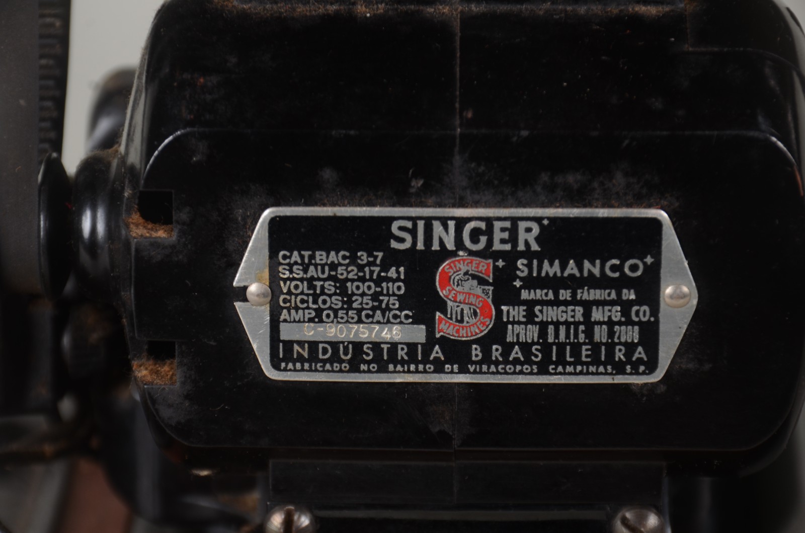 Antiga máquina de costura Singer portátil. Na maleta (com desgastes)... - foto 8 de 10