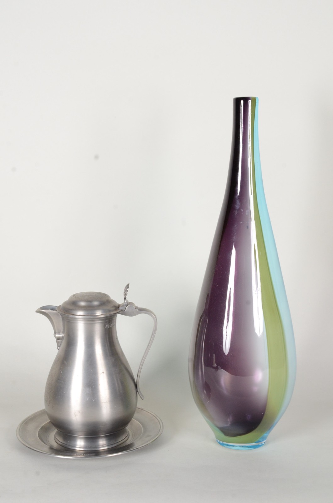 Três peças diversas, sendo: vaso de vidro decorativo mesclado e 2... - foto 1 de 11