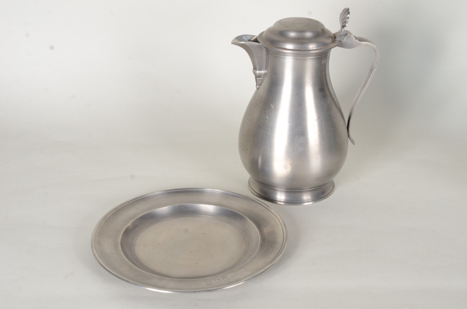 Três peças diversas, sendo: vaso de vidro decorativo mesclado e 2... - foto 2 de 11