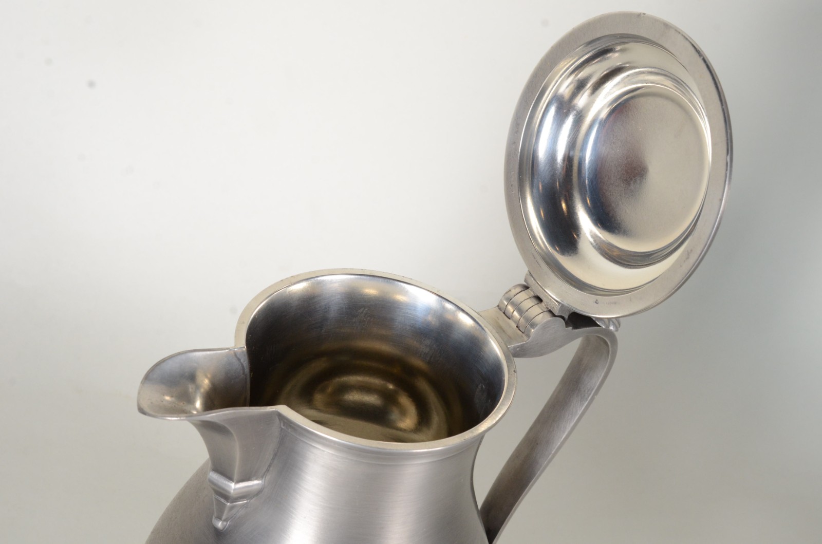 Três peças diversas, sendo: vaso de vidro decorativo mesclado e 2... - foto 5 de 11