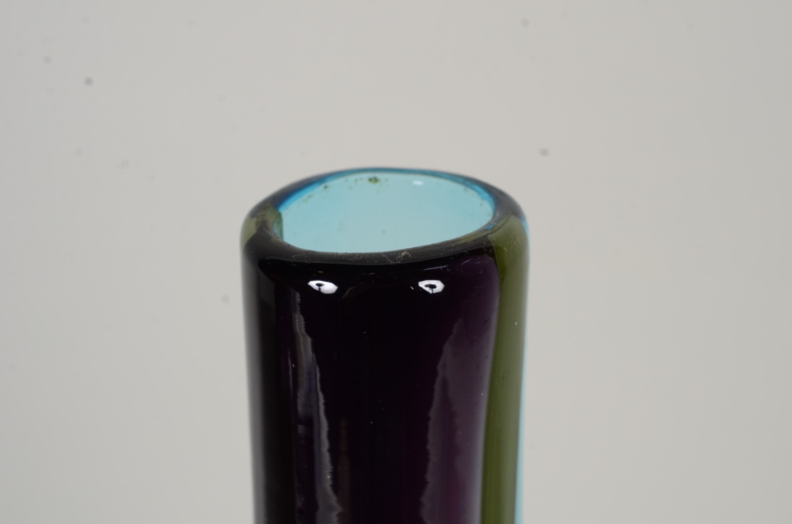 Três peças diversas, sendo: vaso de vidro decorativo mesclado e 2... - foto 8 de 11