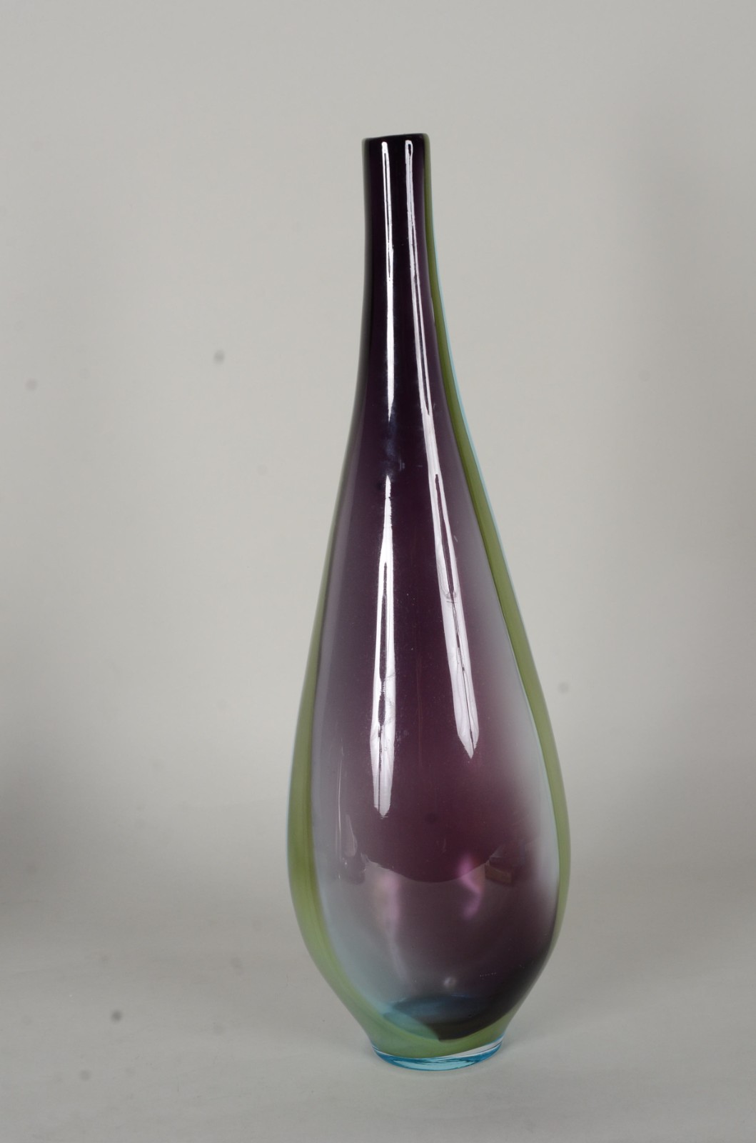 Três peças diversas, sendo: vaso de vidro decorativo mesclado e 2... - foto 9 de 11