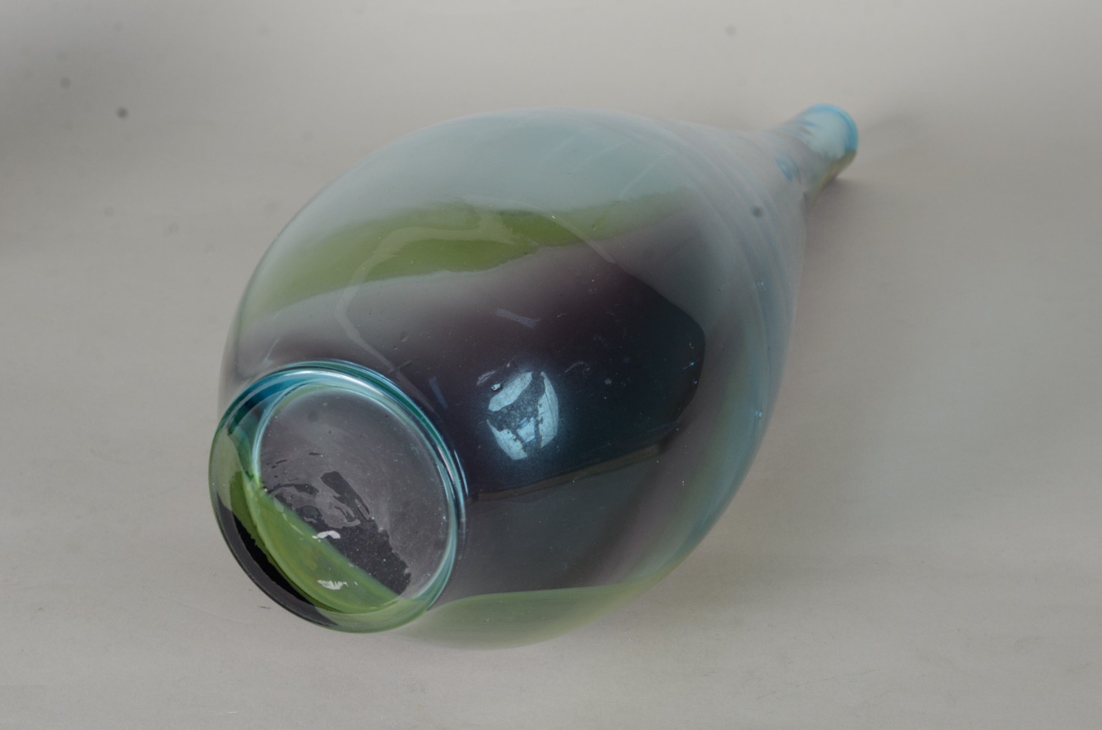 Três peças diversas, sendo: vaso de vidro decorativo mesclado e 2... - foto 11 de 11