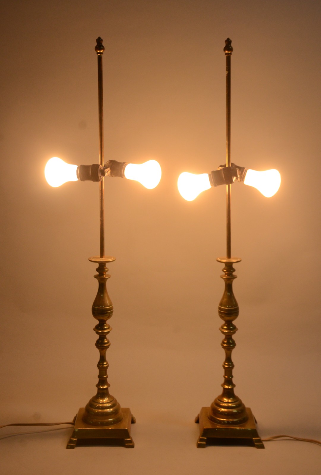 Par de abatjoures de metal dourado. Sem cúpula. - foto 3 de 5