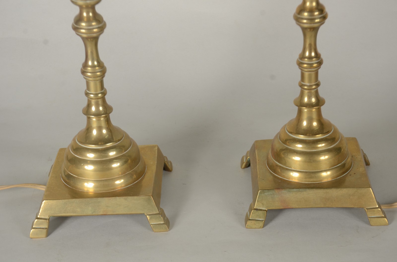 Par de abatjoures de metal dourado. Sem cúpula. - foto 2 de 5