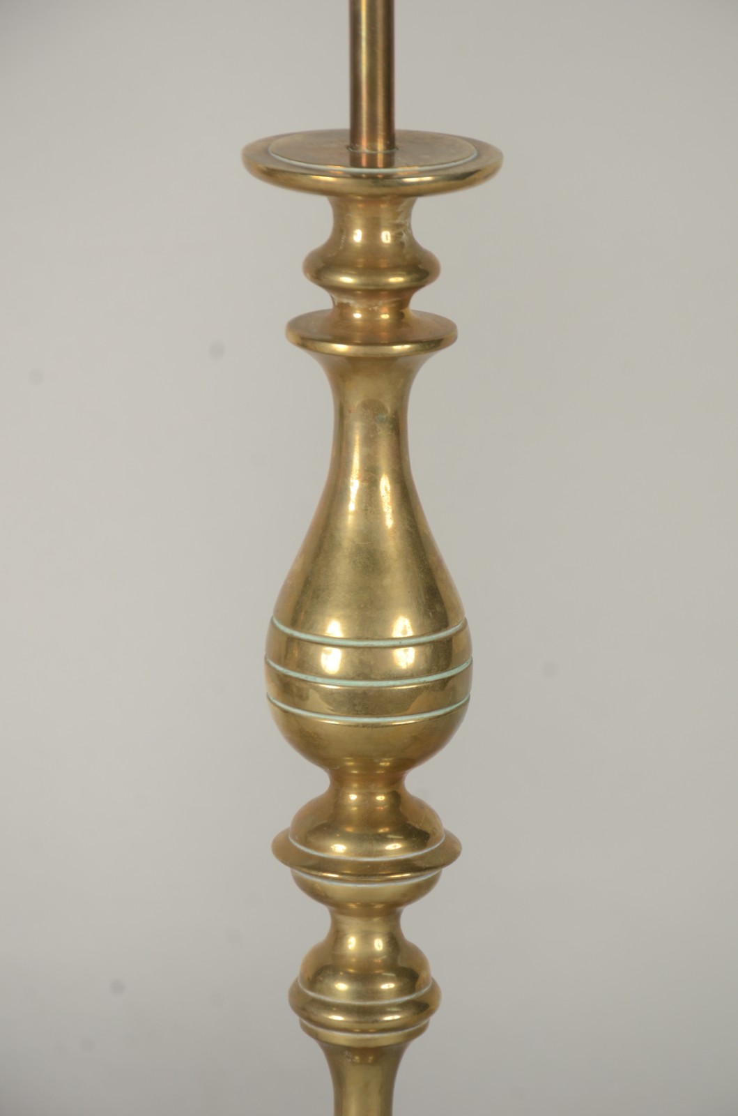 Par de abatjoures de metal dourado. Sem cúpula. - foto 4 de 5