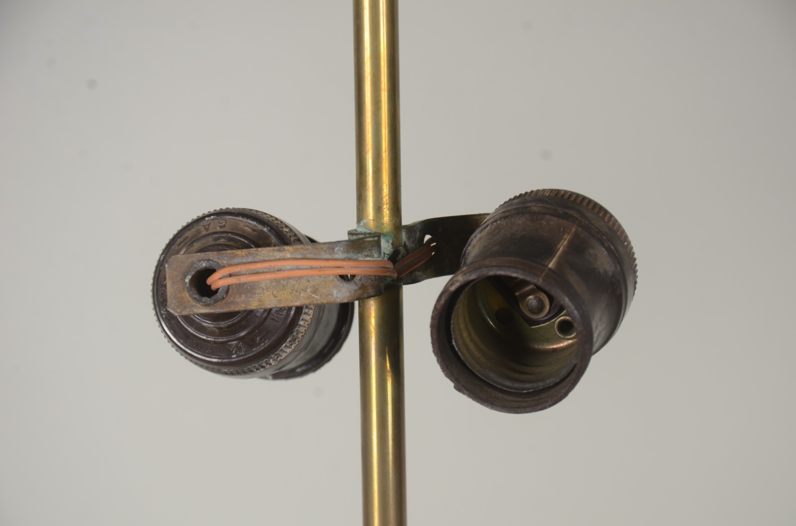 Par de abatjoures de metal dourado. Sem cúpula. - foto 5 de 5