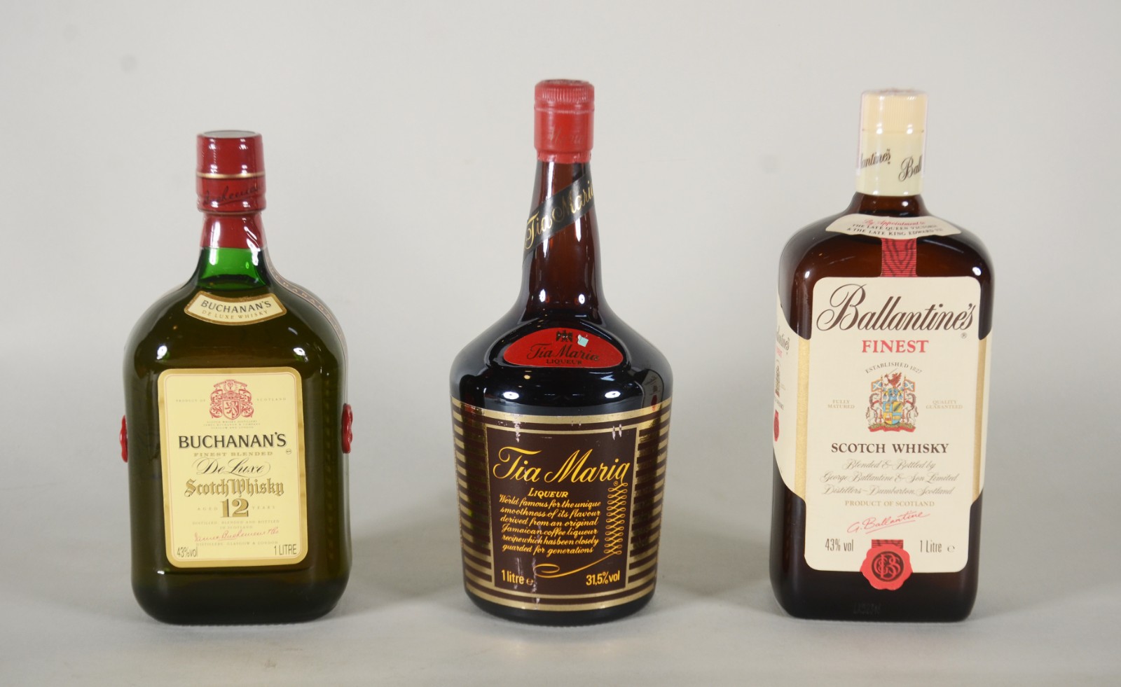 Três bebidas diversas, sendo: Whisky Buchanans; Whisky Ballantines e... - foto 1 de 11
