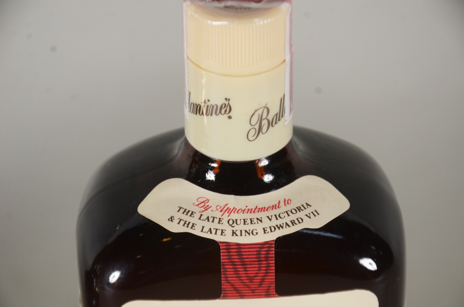 Três bebidas diversas, sendo: Whisky Buchanans; Whisky Ballantines e... - foto 2 de 11