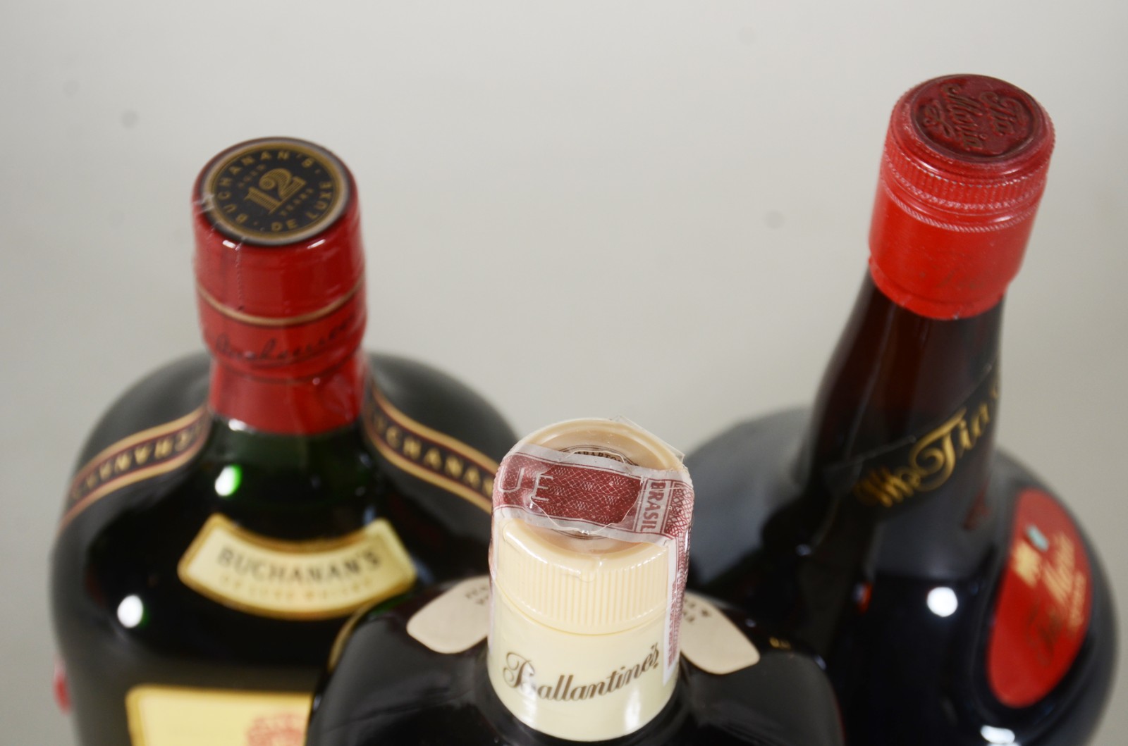 Três bebidas diversas, sendo: Whisky Buchanans; Whisky Ballantines e... - foto 6 de 11