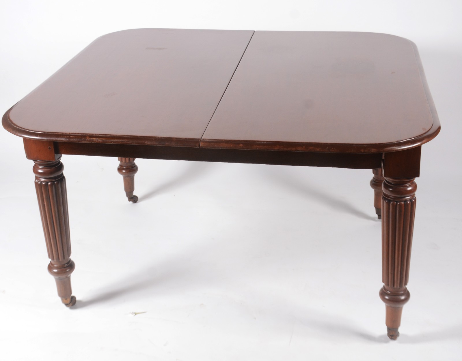 Mesa de jantar de madeira nobre, pernas cilíndricas frisadas sobre... - foto 2 de 11