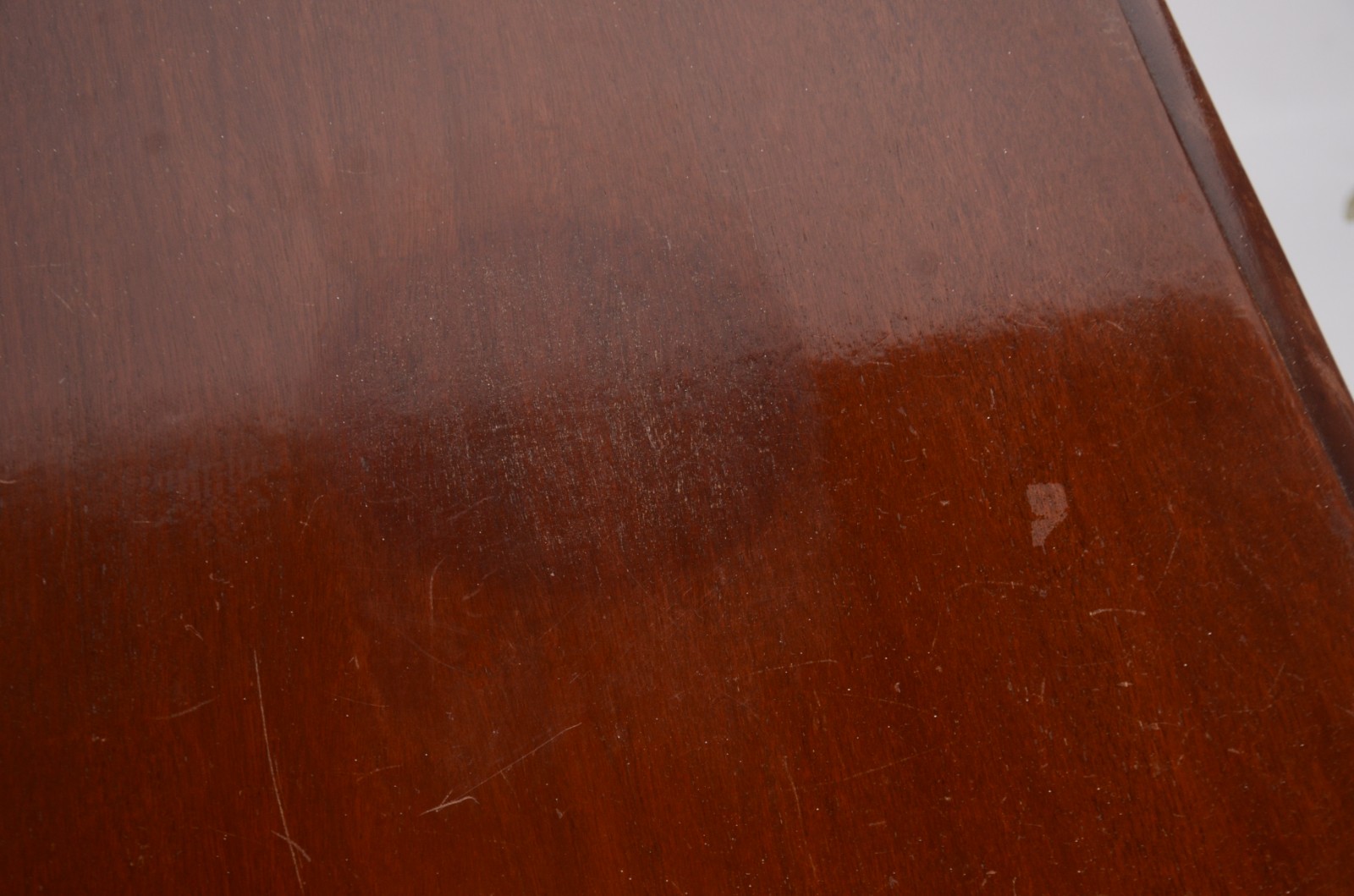 Mesa de jantar de madeira nobre, pernas cilíndricas frisadas sobre... - foto 3 de 11