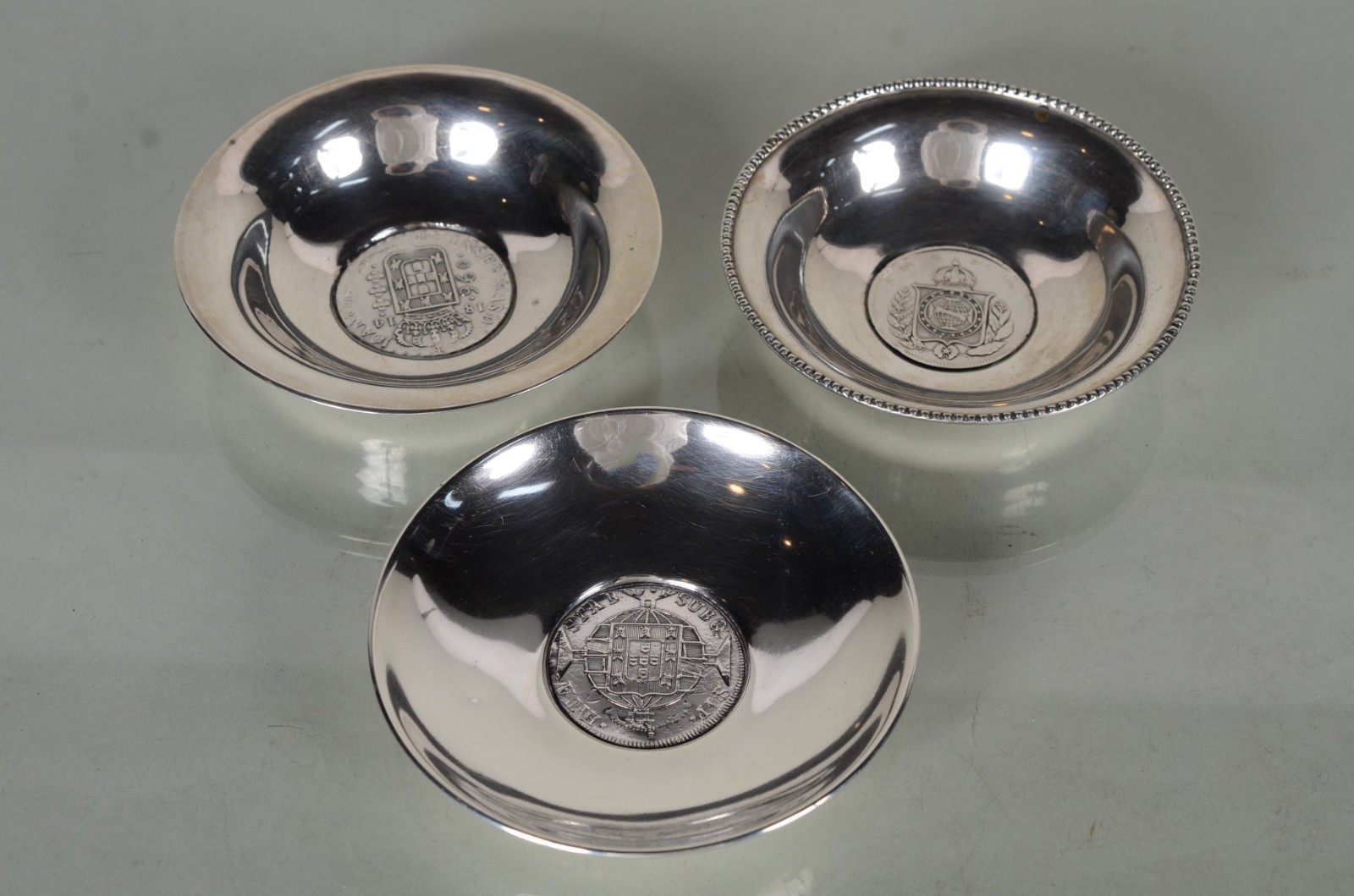 Três cinzeiros de prata com moedas ao centro. Peso da prata: 80 g. - foto 2 de 9