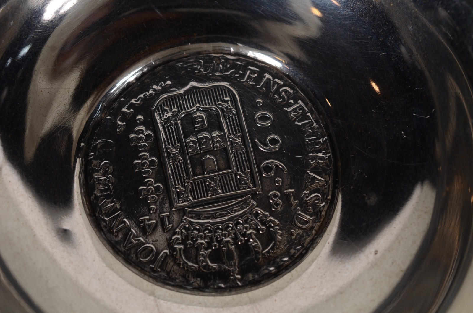 Três cinzeiros de prata com moedas ao centro. Peso da prata: 80 g. - foto 3 de 9