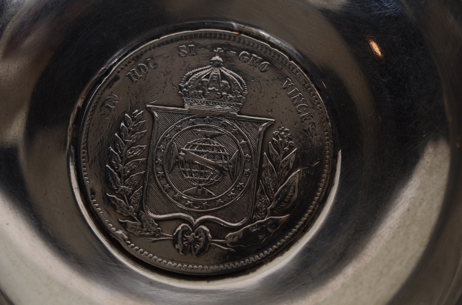 Três cinzeiros de prata com moedas ao centro. Peso da prata: 80 g. - foto 4 de 9