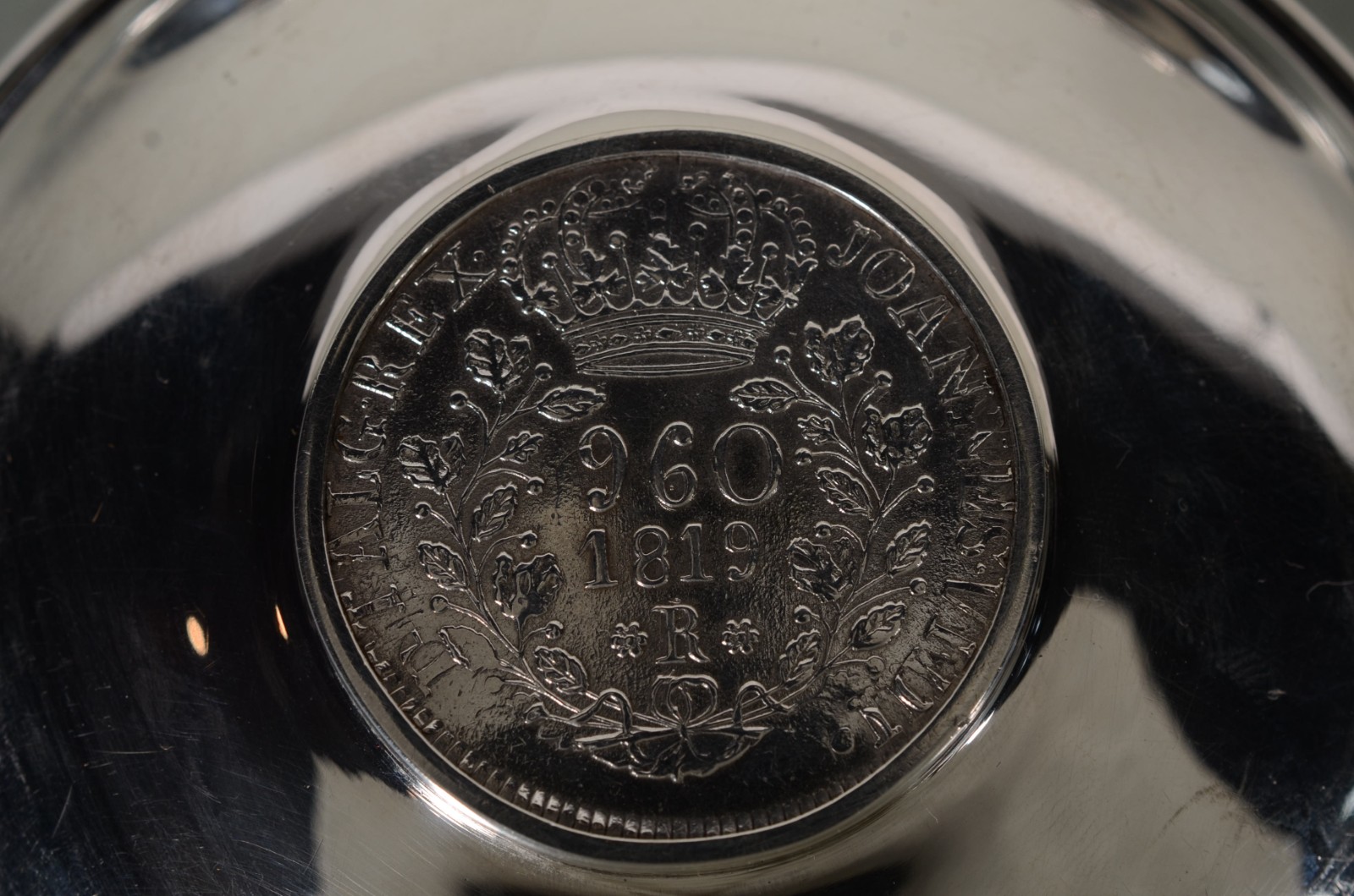 Três cinzeiros de prata com moedas ao centro. Peso da prata: 80 g. - foto 7 de 9