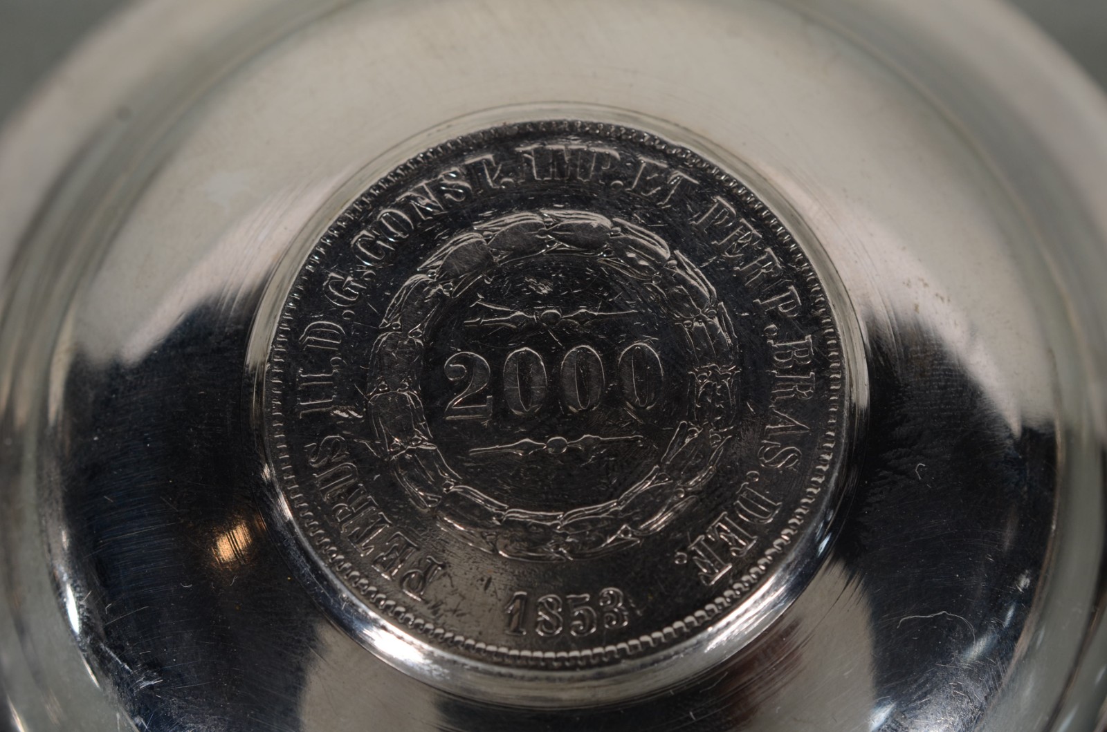 Três cinzeiros de prata com moedas ao centro. Peso da prata: 80 g. - foto 8 de 9
