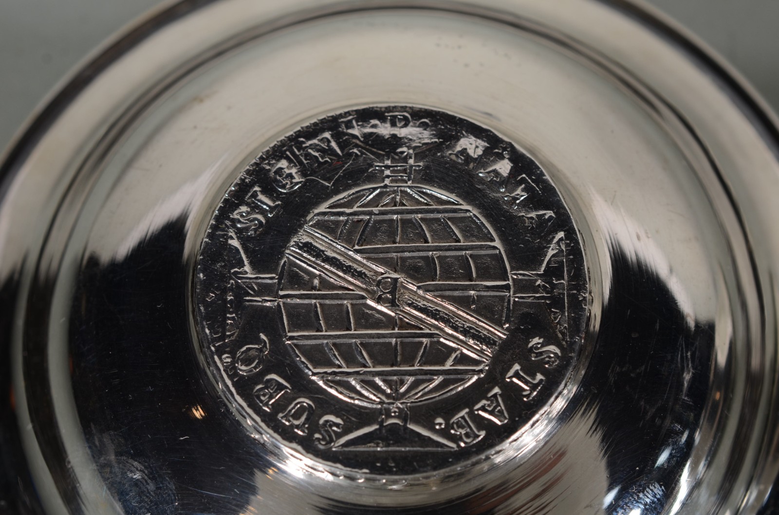 Três cinzeiros de prata com moedas ao centro. Peso da prata: 80 g. - foto 9 de 9