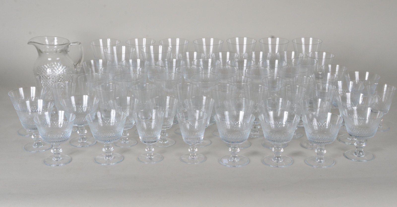 Serviço de cristal com detalhe em "bico de jaca", composto de: 12... - foto 1 de 11