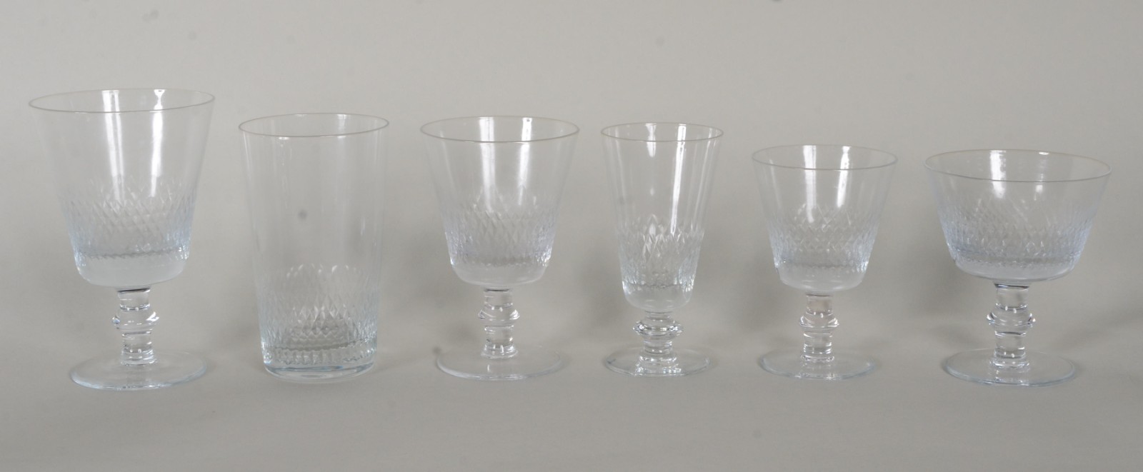 Serviço de cristal com detalhe em "bico de jaca", composto de: 12... - foto 2 de 11