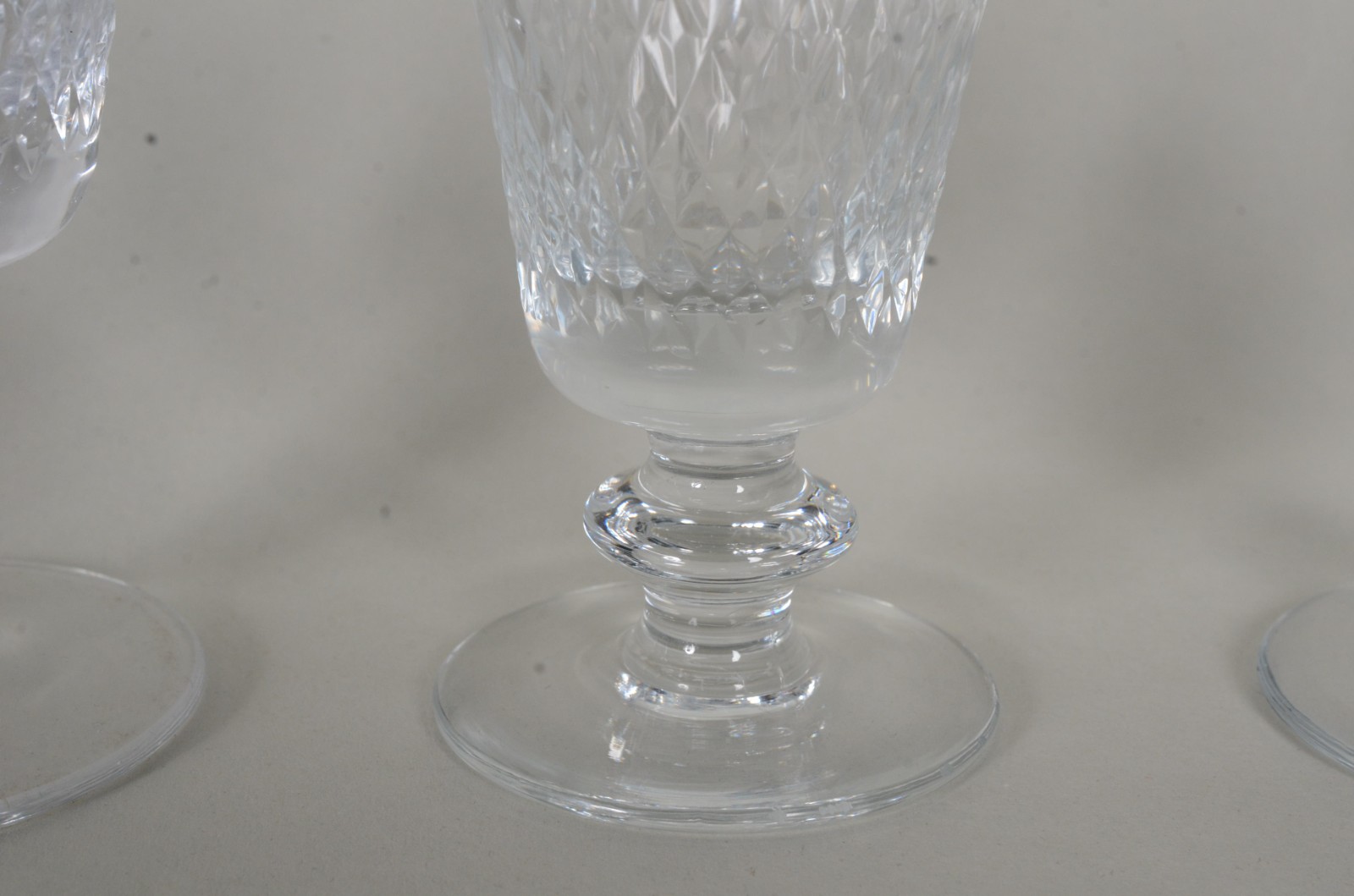 Serviço de cristal com detalhe em "bico de jaca", composto de: 12... - foto 6 de 11