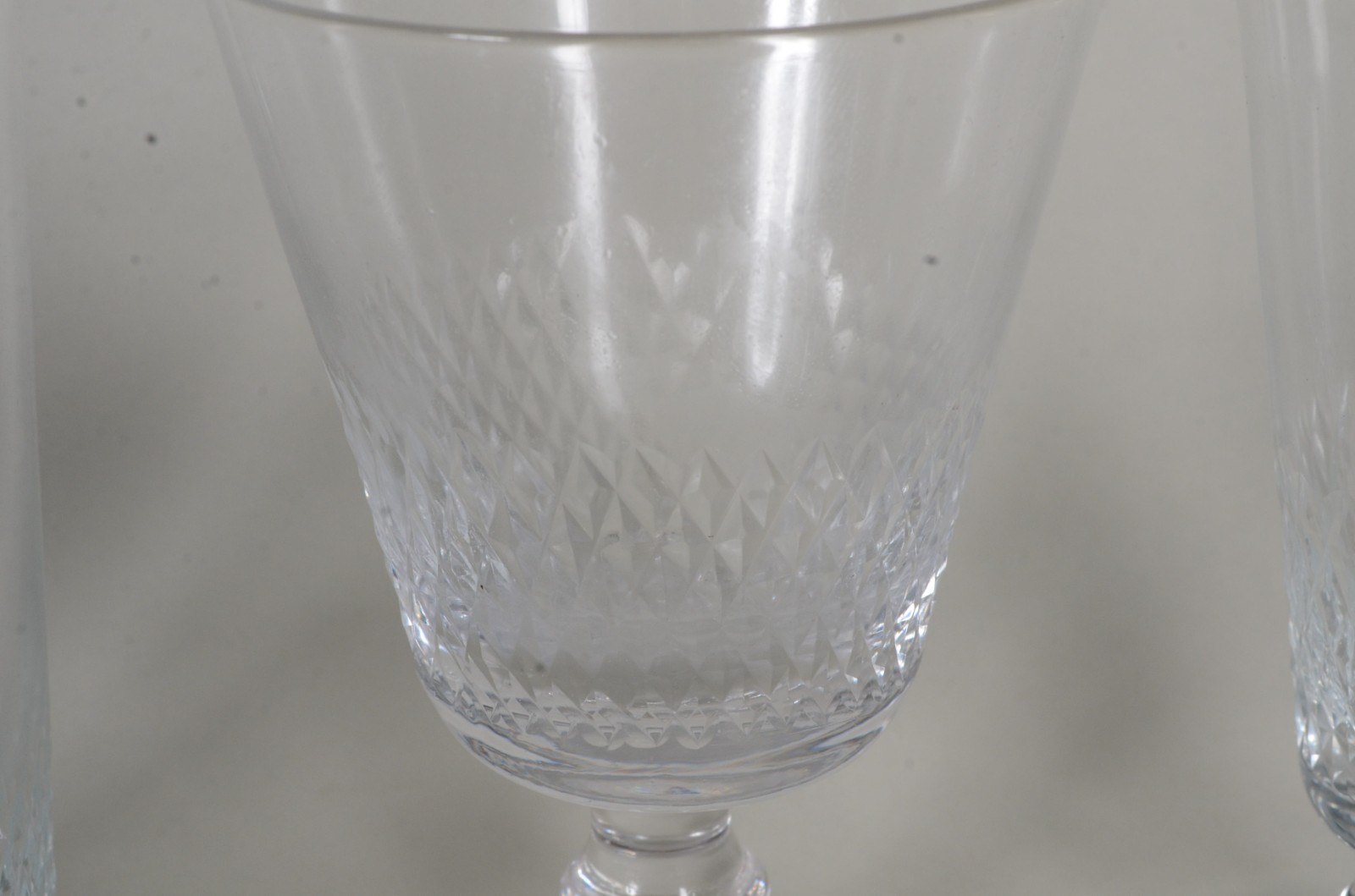 Serviço de cristal com detalhe em "bico de jaca", composto de: 12... - foto 8 de 11