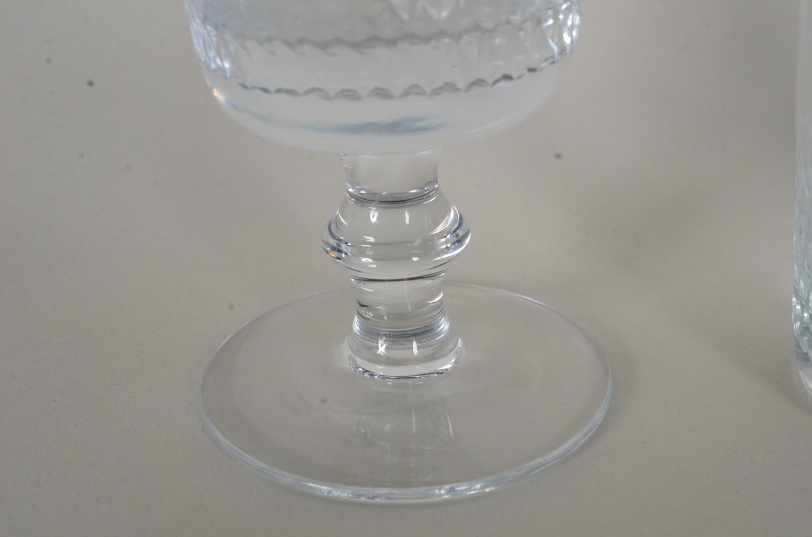 Serviço de cristal com detalhe em "bico de jaca", composto de: 12... - foto 9 de 11