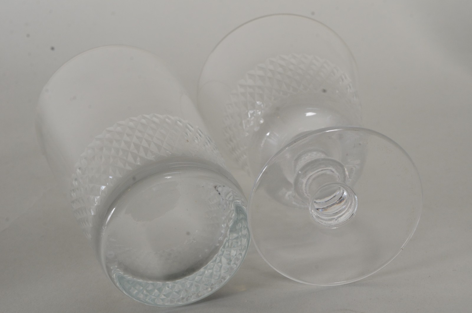 Serviço de cristal com detalhe em "bico de jaca", composto de: 12... - foto 10 de 11