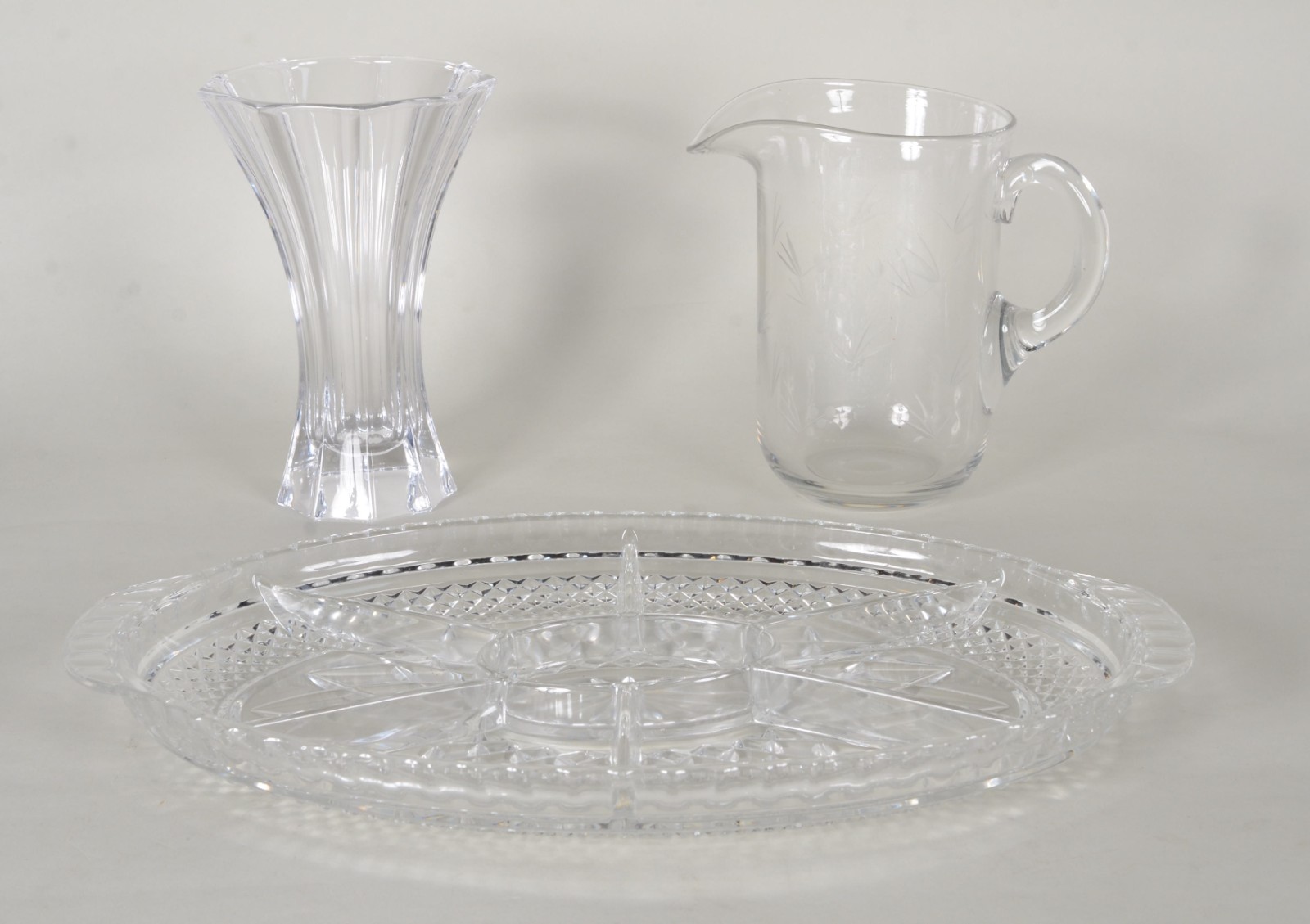 Três peças diversas de cristal, sendo: porta petiscos, vaso alemão... - foto 1 de 10