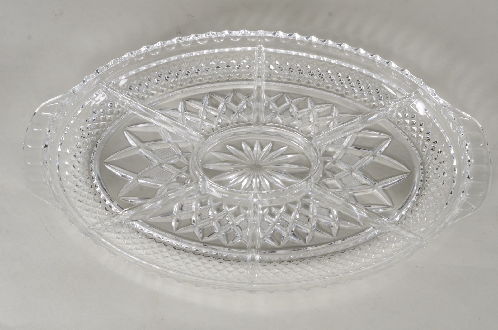 Três peças diversas de cristal, sendo: porta petiscos, vaso alemão... - foto 2 de 10