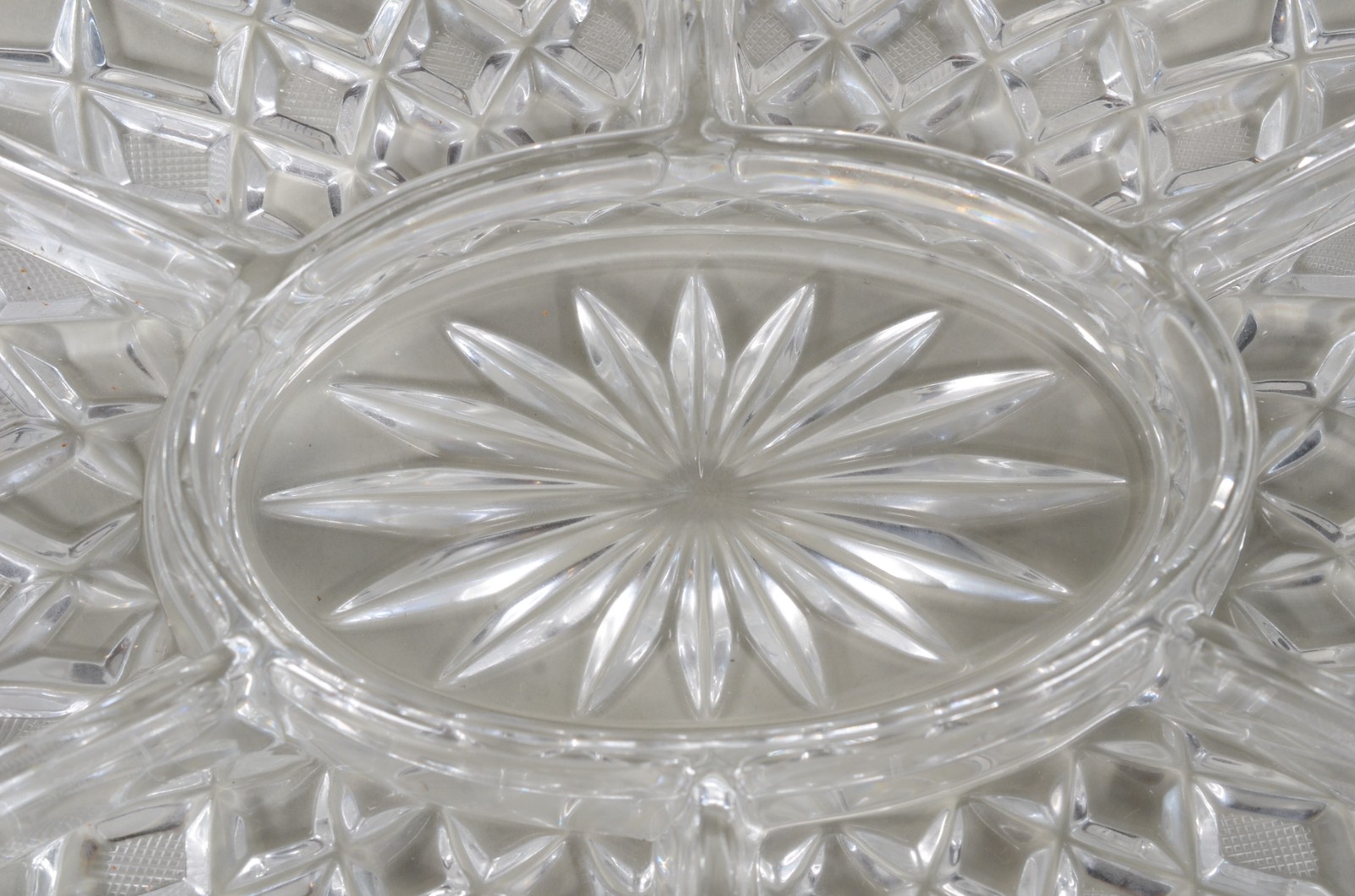 Três peças diversas de cristal, sendo: porta petiscos, vaso alemão... - foto 3 de 10