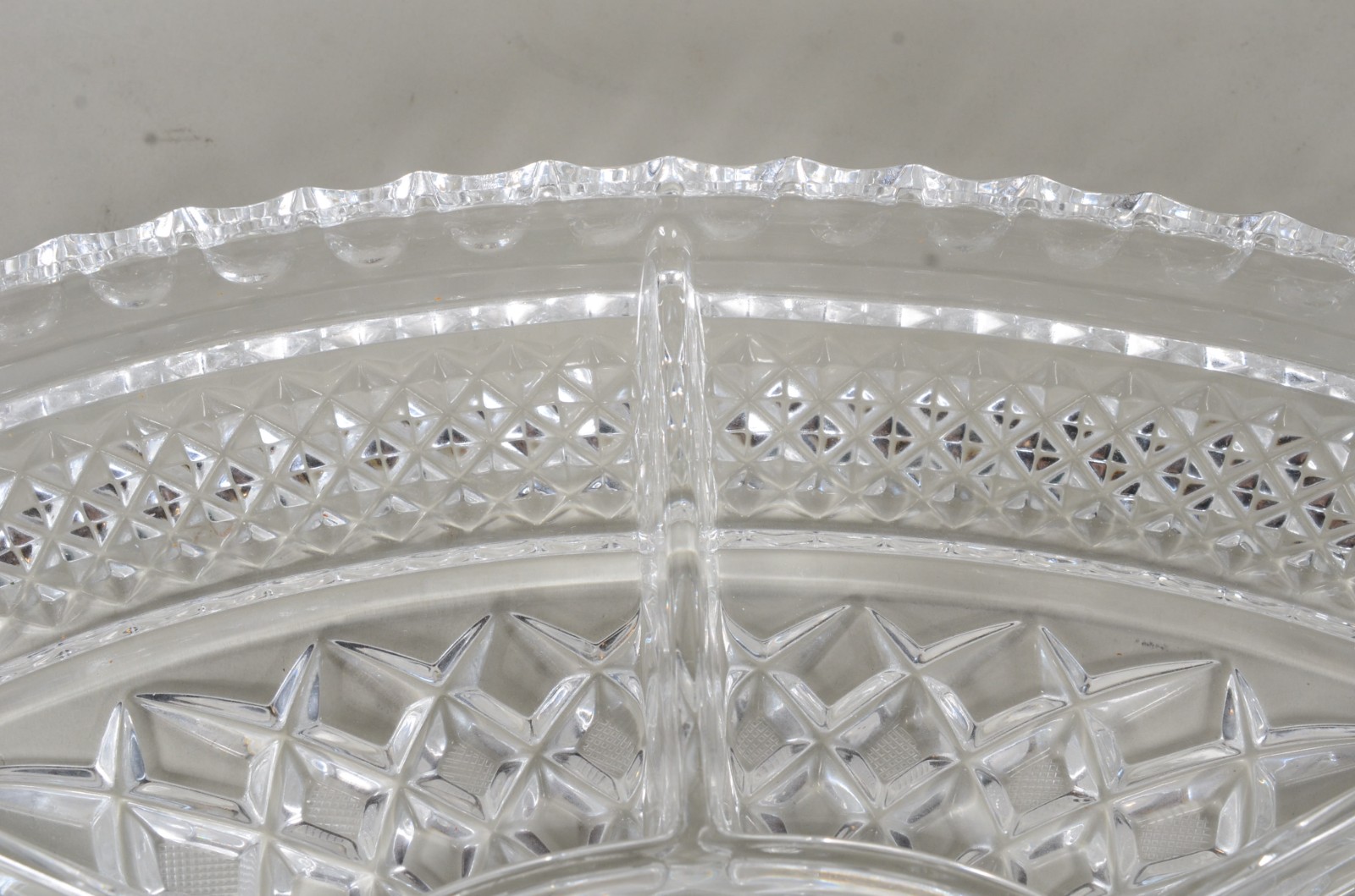 Três peças diversas de cristal, sendo: porta petiscos, vaso alemão... - foto 4 de 10