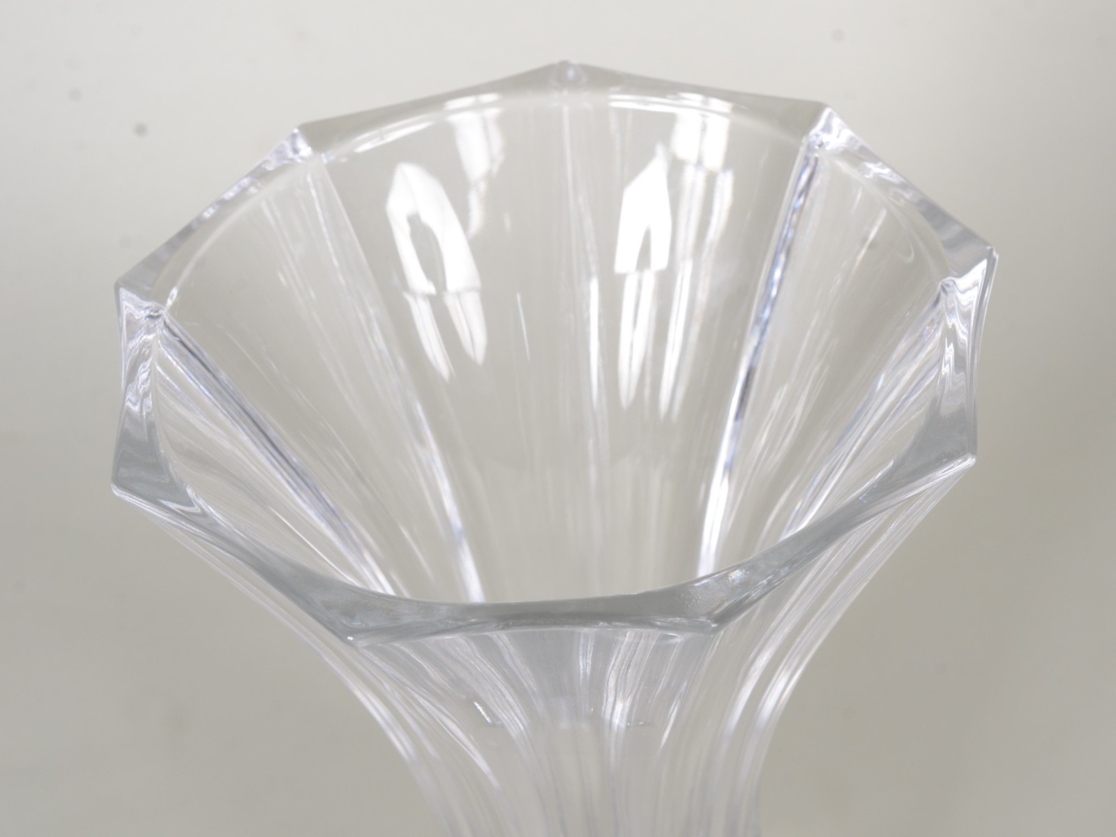 Três peças diversas de cristal, sendo: porta petiscos, vaso alemão... - foto 5 de 10