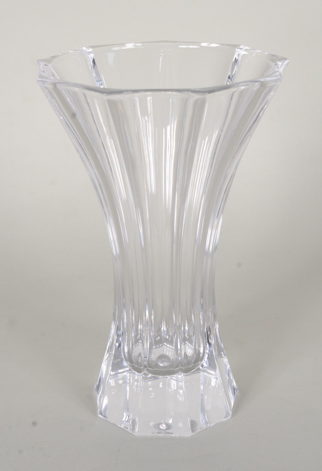 Três peças diversas de cristal, sendo: porta petiscos, vaso alemão... - foto 6 de 10