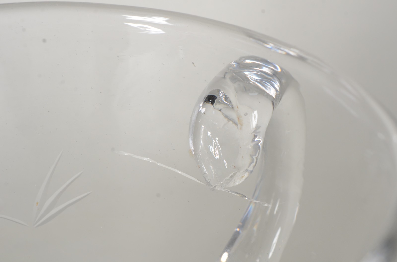 Três peças diversas de cristal, sendo: porta petiscos, vaso alemão... - foto 7 de 10