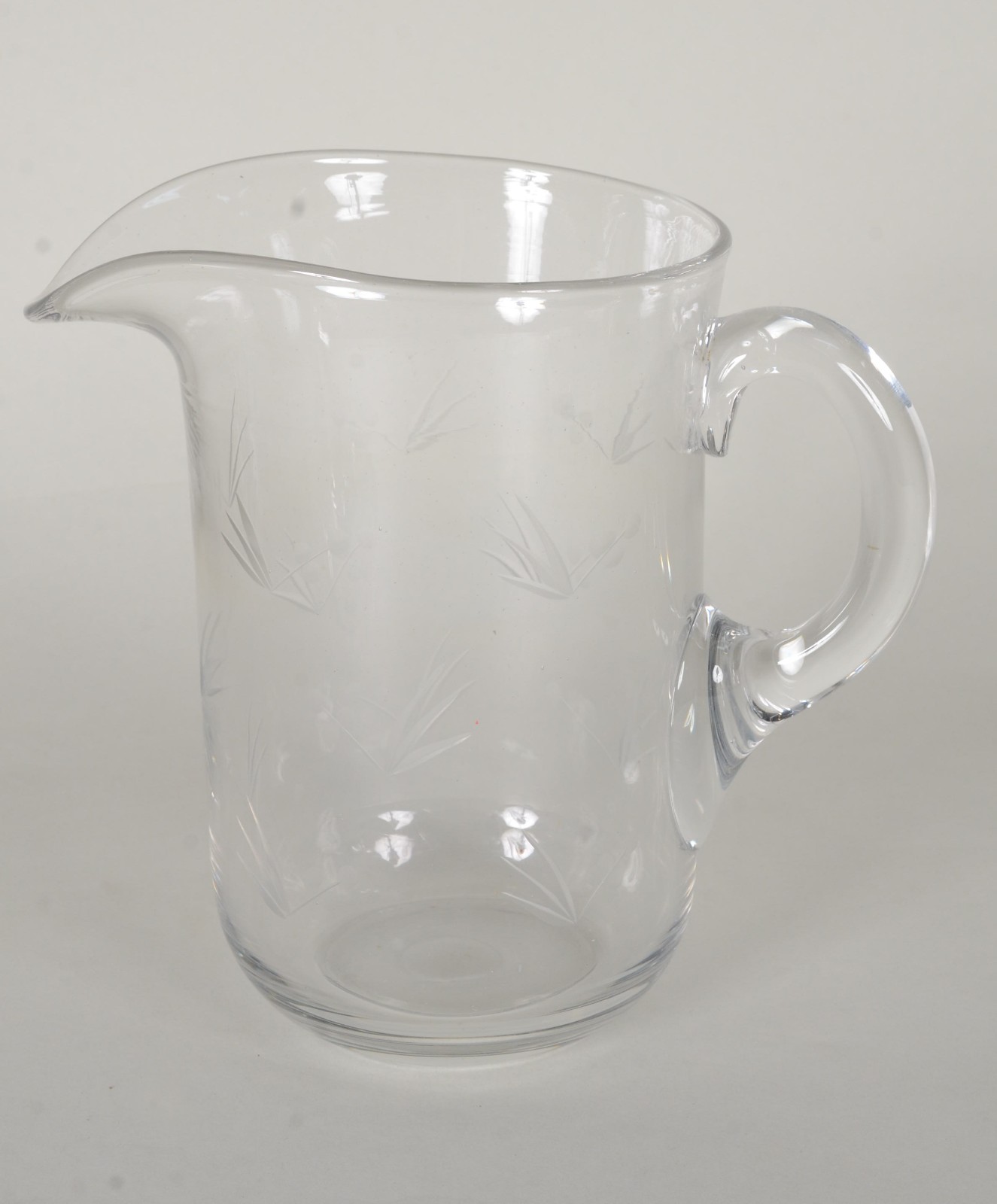 Três peças diversas de cristal, sendo: porta petiscos, vaso alemão... - foto 8 de 10