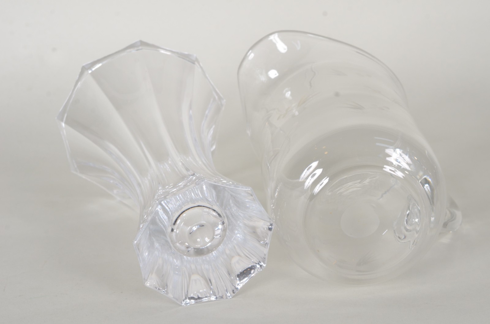 Três peças diversas de cristal, sendo: porta petiscos, vaso alemão... - foto 9 de 10