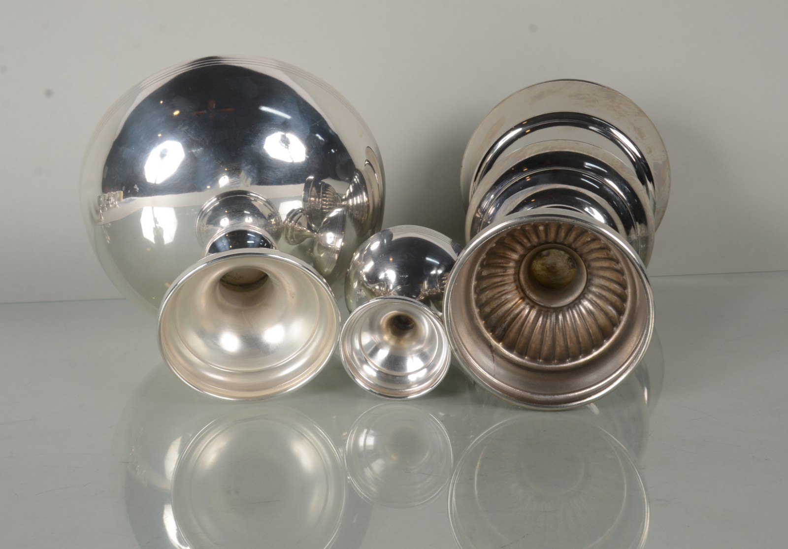 Diversas peças de metal prateado, sendo: Fruteira com 6 taças de pé... - foto 6 de 6