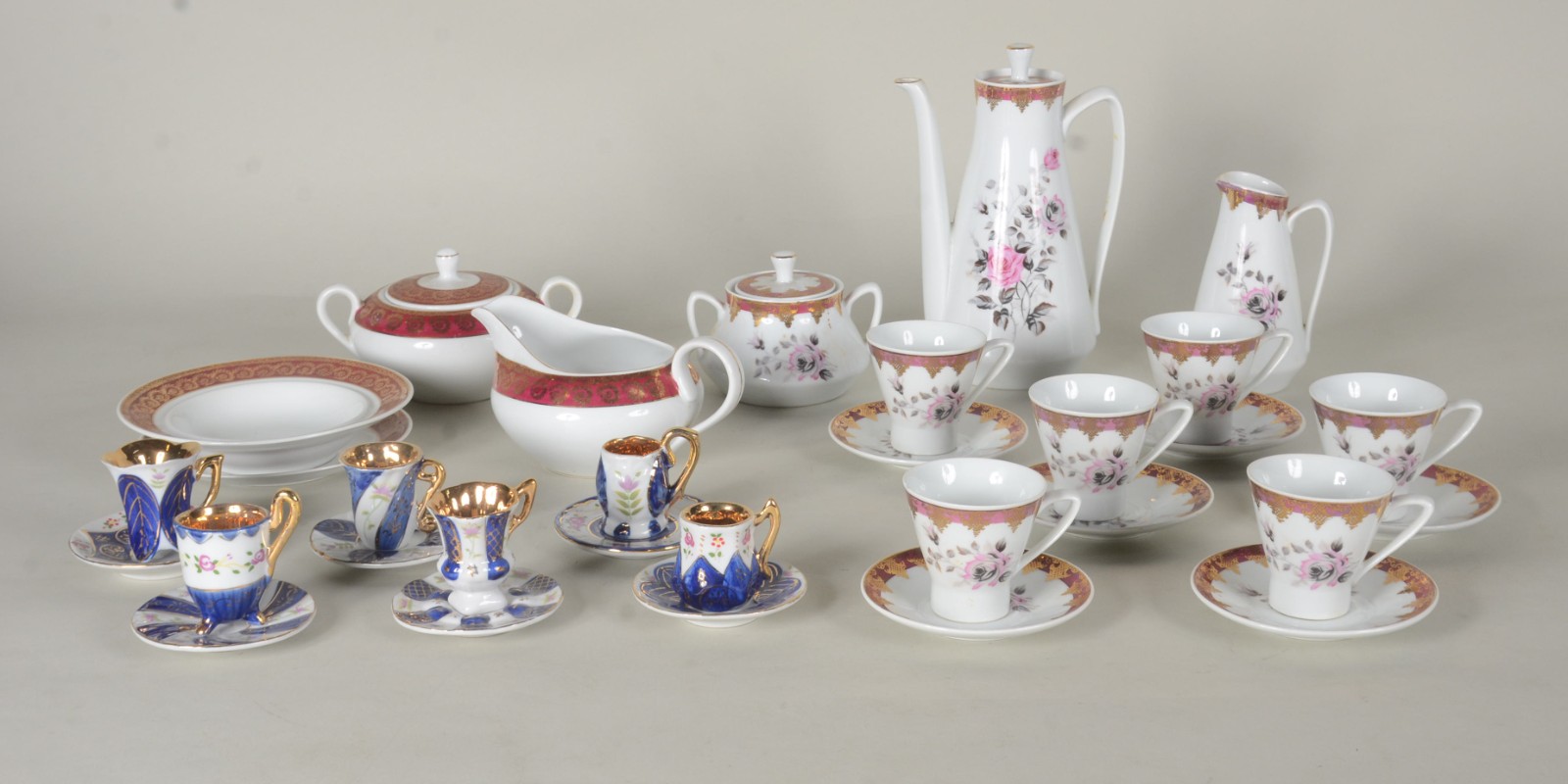 Diversas peças de porcelana, sendo: Conjunto para café de porcelana... - foto 1 de 11