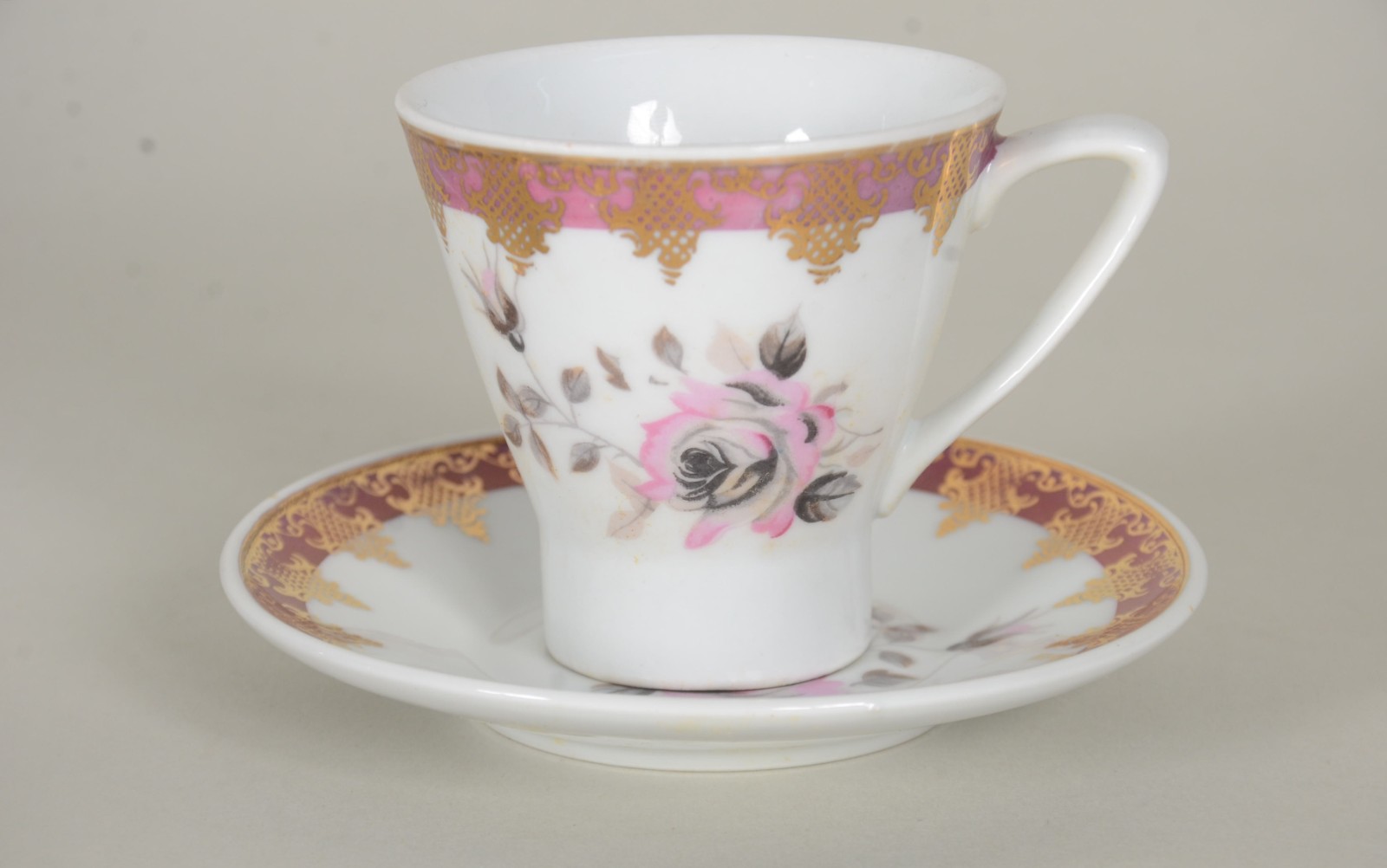 Diversas peças de porcelana, sendo: Conjunto para café de porcelana... - foto 2 de 11