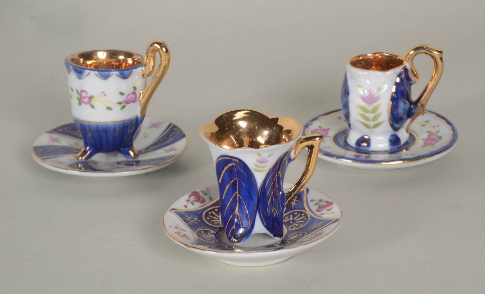 Diversas peças de porcelana, sendo: Conjunto para café de porcelana... - foto 3 de 11