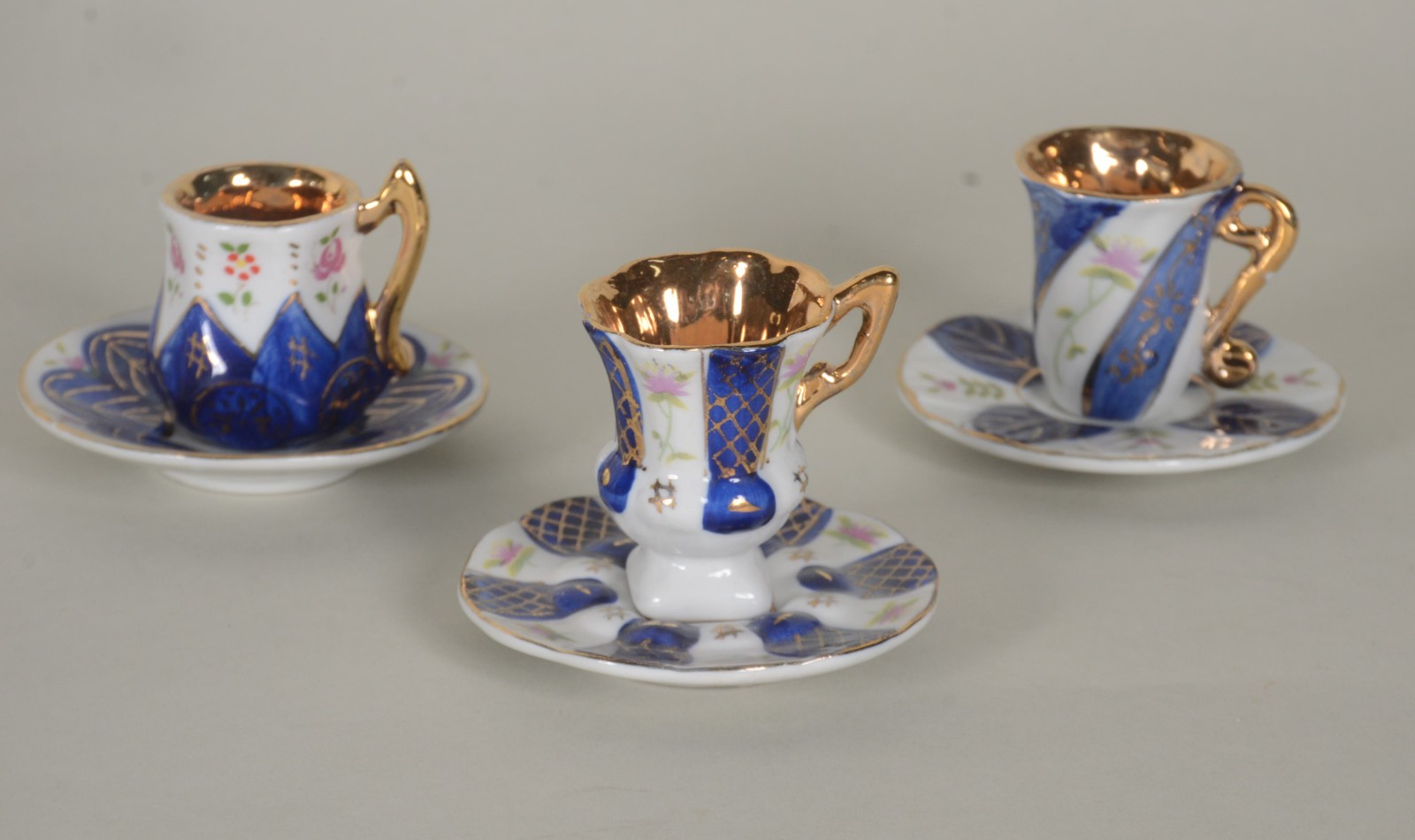 Diversas peças de porcelana, sendo: Conjunto para café de porcelana... - foto 4 de 11