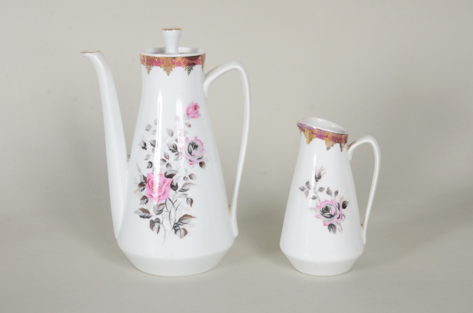 Diversas peças de porcelana, sendo: Conjunto para café de porcelana... - foto 5 de 11