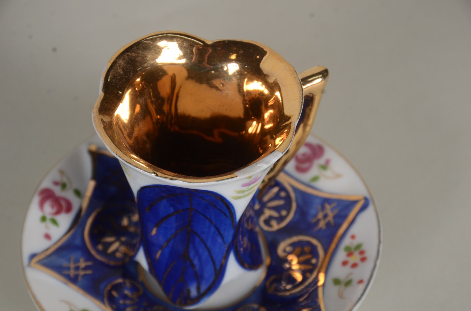 Diversas peças de porcelana, sendo: Conjunto para café de porcelana... - foto 6 de 11